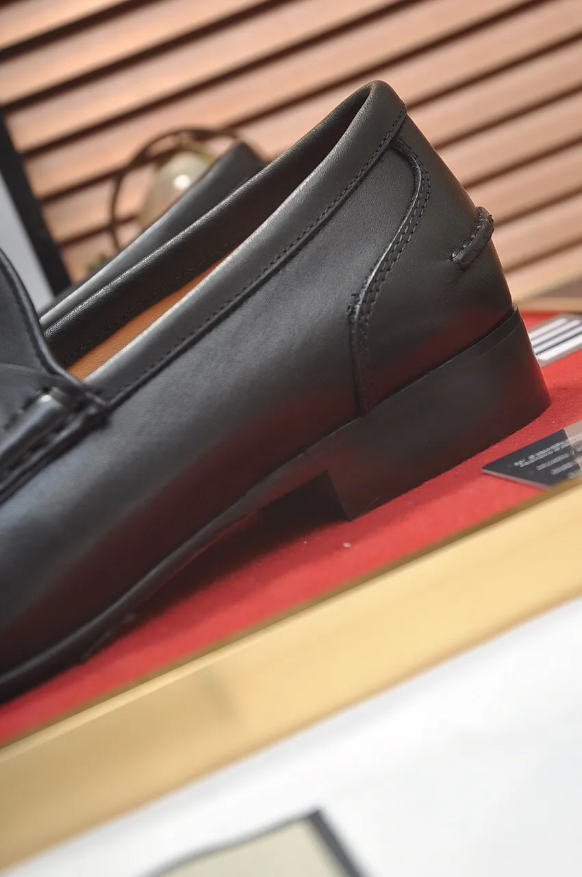 Men's shoes💰500💶Italy's top luxury men's shoe giant (GUCCI) (Gucci) (full cowhide lining) new arrival🍃Original European style🔰 Pleasant to the eye😍In order to make the shoes more durable and non-deformable🌀The production continues to follow traditional methods but there is still no lack of innovation💪Choose original sheepskin for the leather♻️ Smooth and natural And extra bright ⭐Made of imported cowhide, the first choice of rich people 38-45 (45 customized)